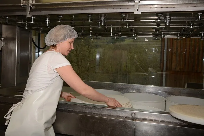 Klaudia arbeitet an der Presswanne in der Hofkäserei