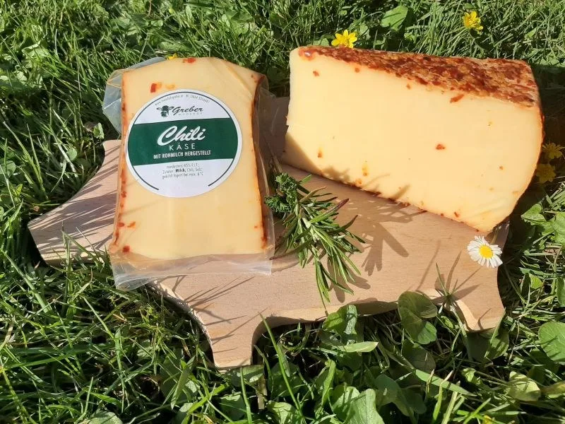Chilikäse mit roter Chilihülle, angeschnitten